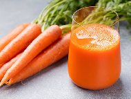 Рецепта Витаминозен сок от моркови, джинджифил, лимон и мед